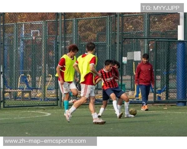 足球对视的瞬间:激情与默契交织的美丽画面 足球对视的瞬间:激情与默契交织的美丽画面